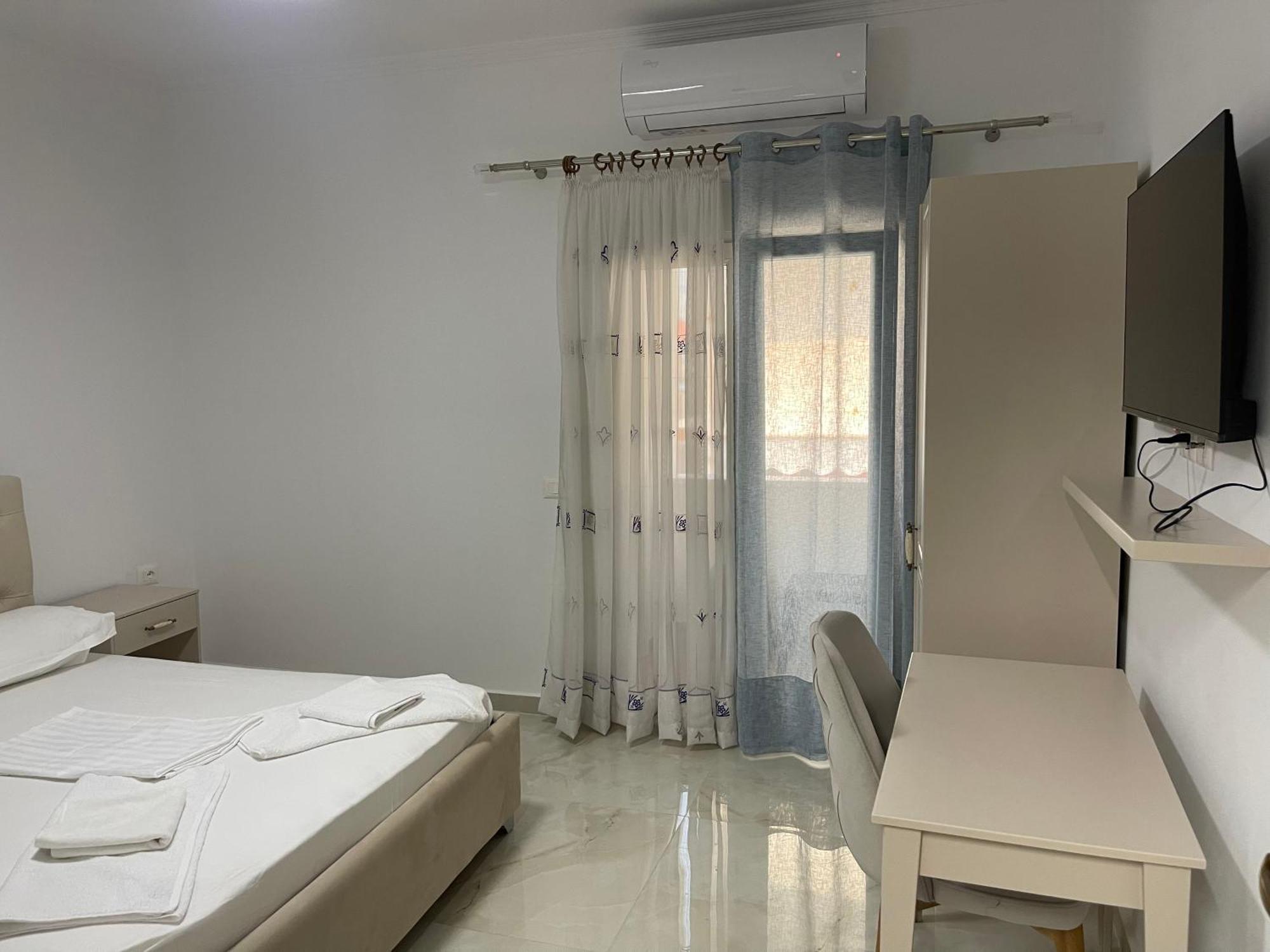 Hotel Vila C Plus Plus Berat Bagian luar foto