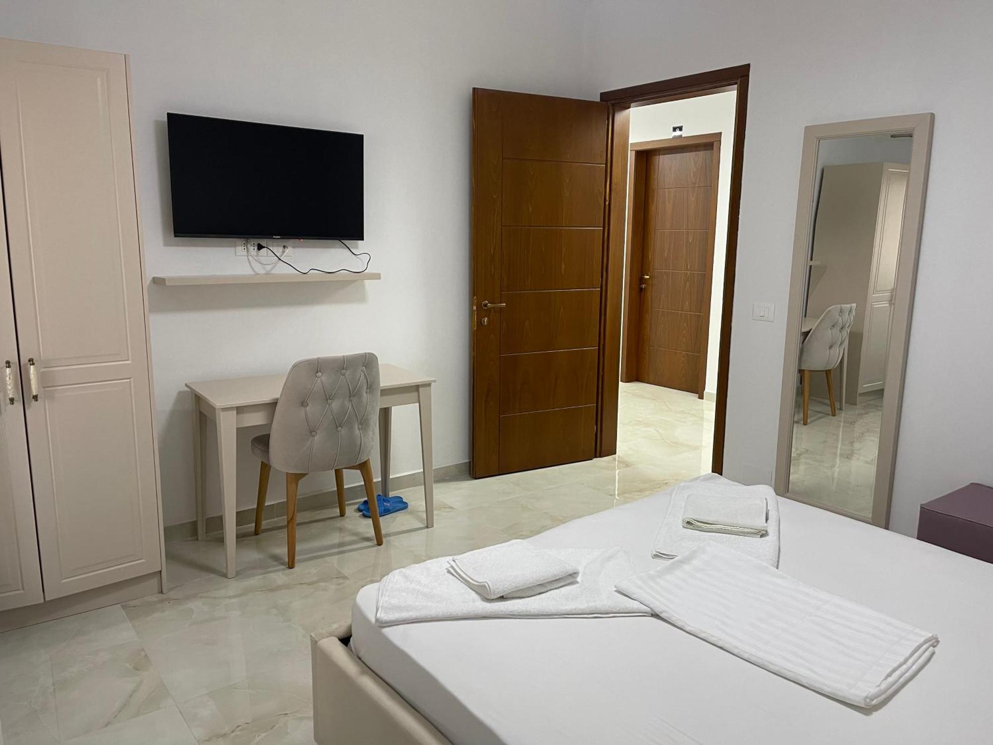 Hotel Vila C Plus Plus Berat Bagian luar foto