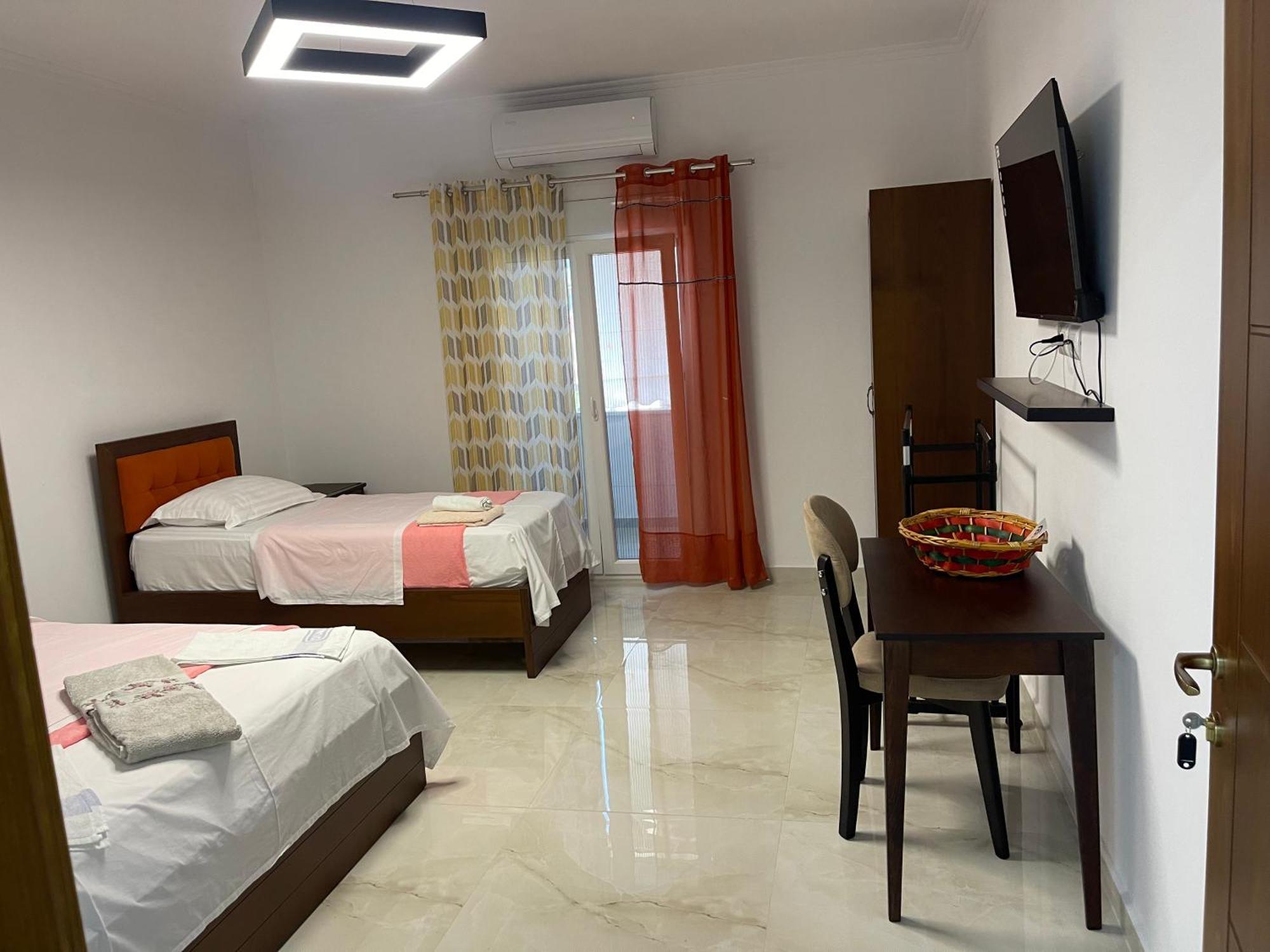 Hotel Vila C Plus Plus Berat Bagian luar foto