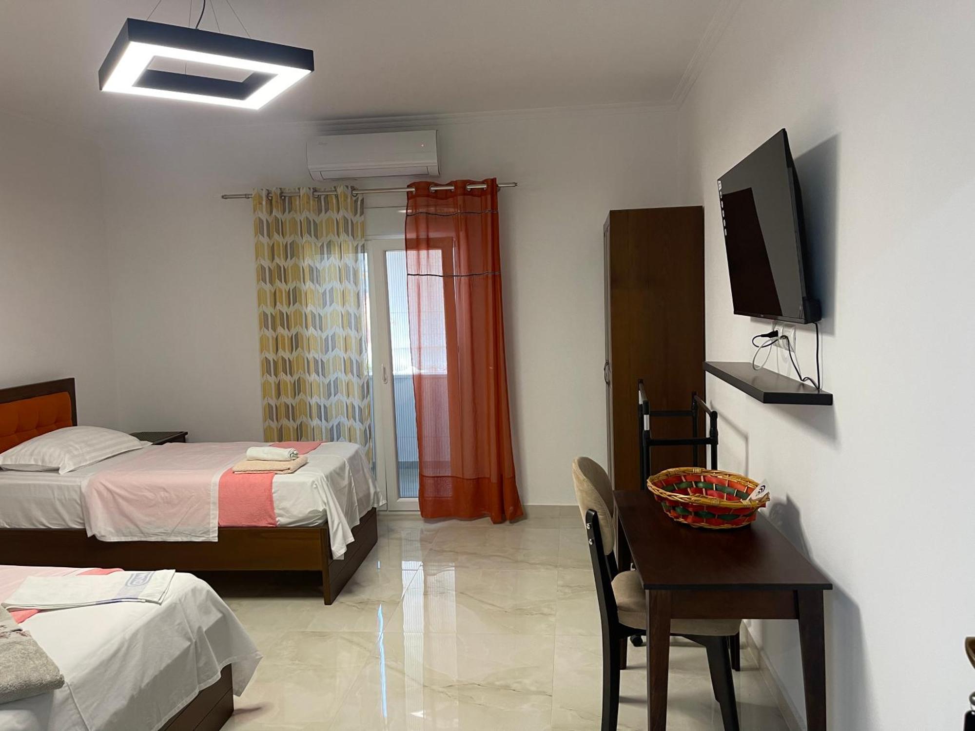 Hotel Vila C Plus Plus Berat Bagian luar foto