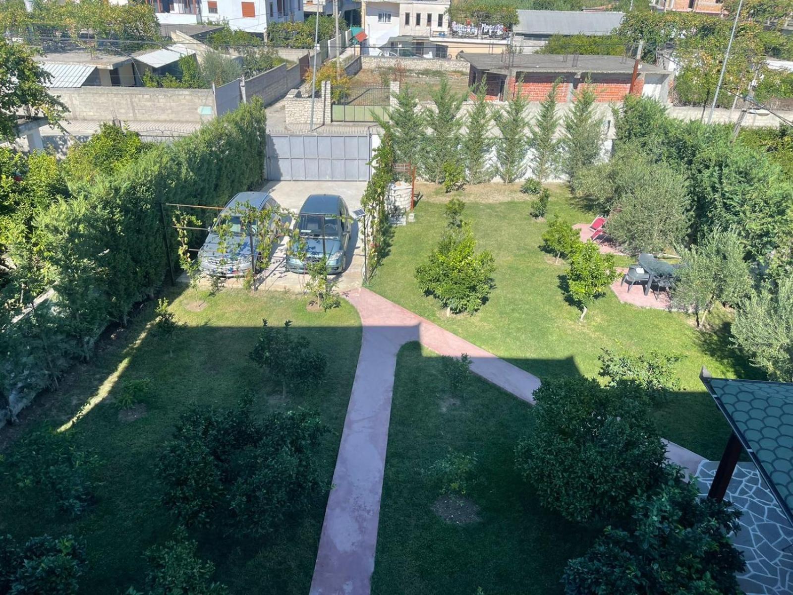 Hotel Vila C Plus Plus Berat Bagian luar foto