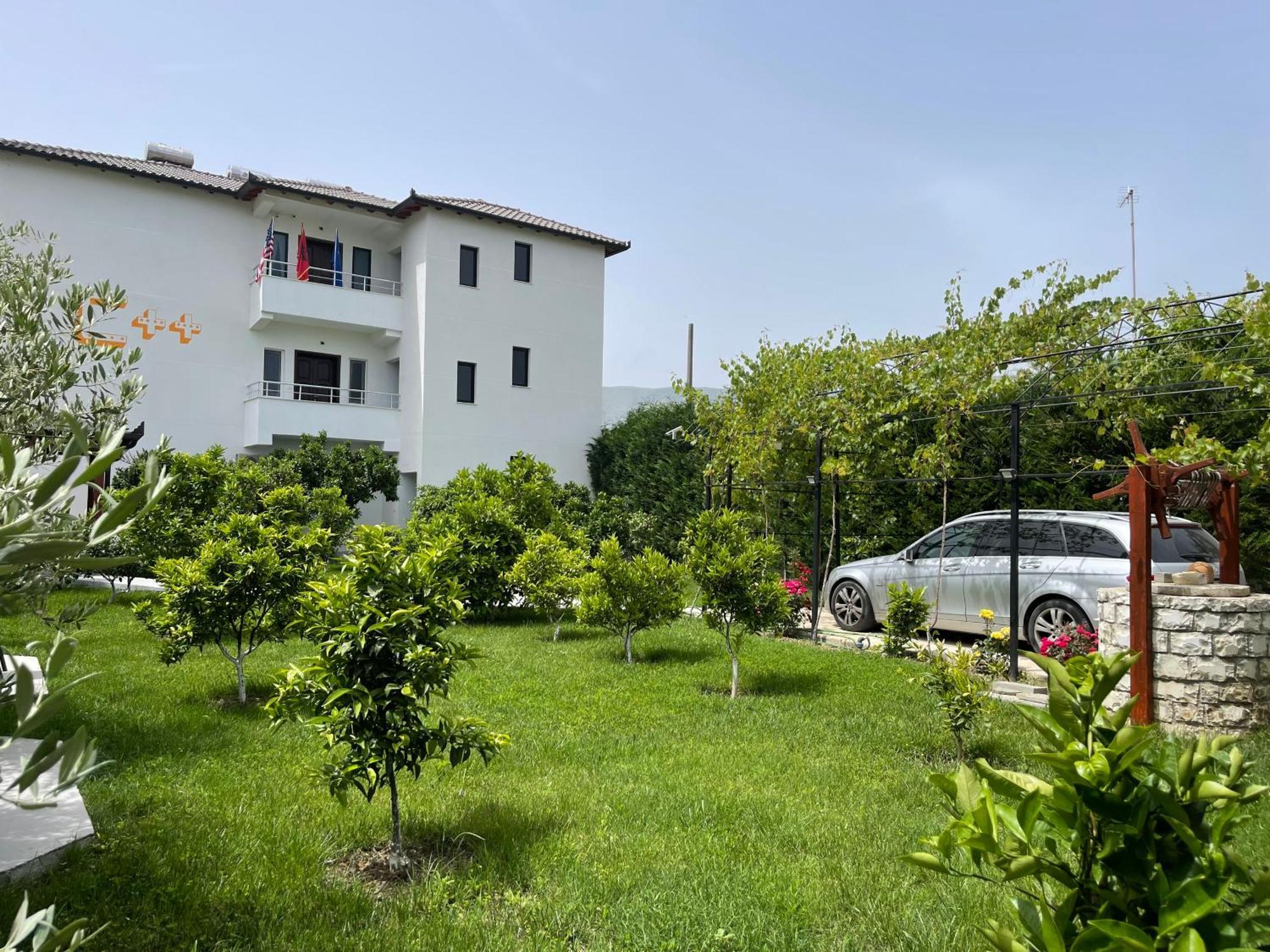Hotel Vila C Plus Plus Berat Bagian luar foto