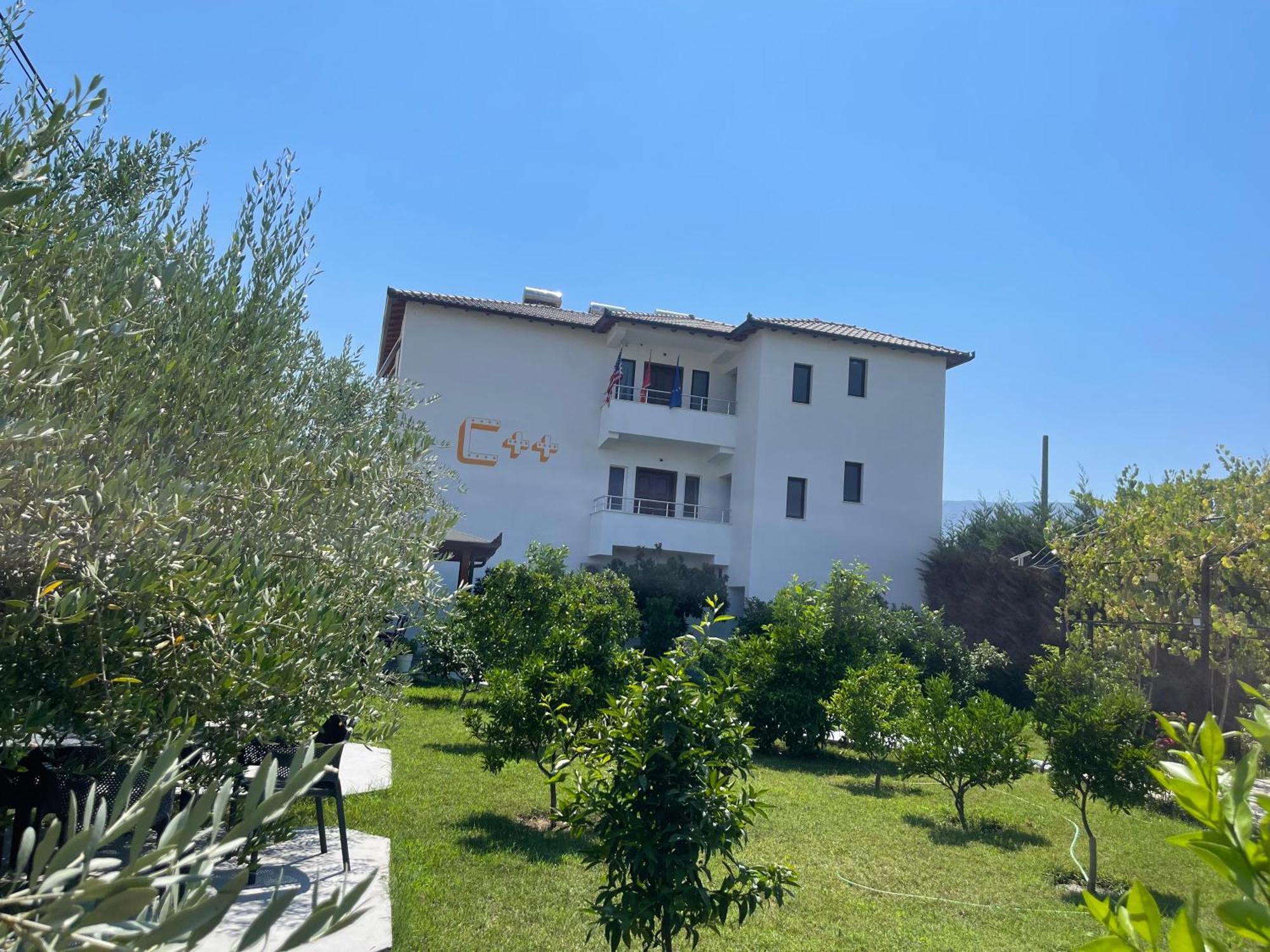 Hotel Vila C Plus Plus Berat Bagian luar foto